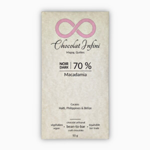 Picture of a macadamia nuts-flavoured 70 % dark chocolate bar.